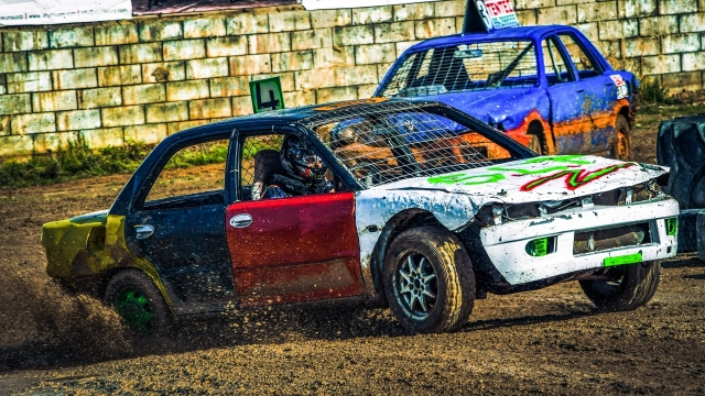 沙地中飞驰的拉力赛车