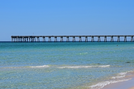 碧蓝色大海沙滩美丽风景和远处码头