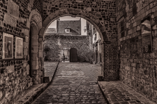 老城街道复古拱形桥洞外观