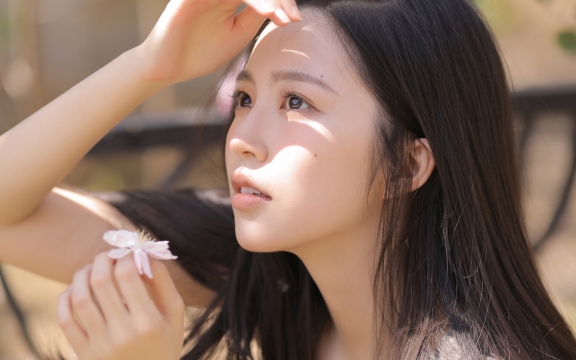 暖暖的阳光明媚性感美女高清桌面壁纸