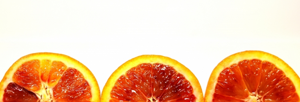 摄影构图_白色背景新鲜美味健康血橙水果