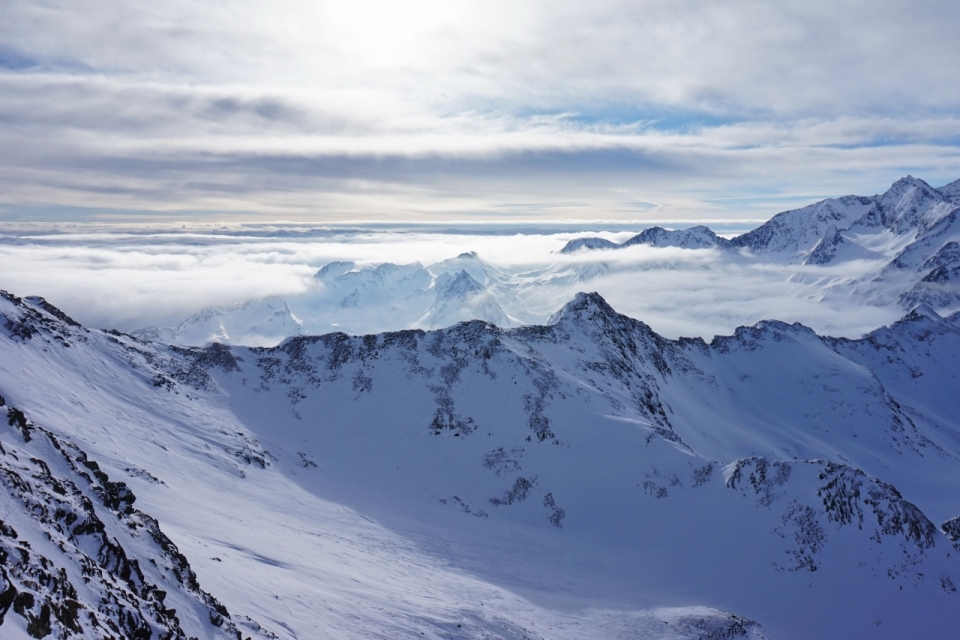 晴空白云雪山郊外大自然美景