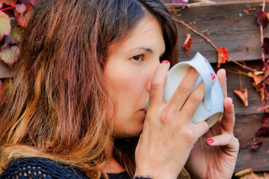 文艺木制墙壁前饮用咖啡长发女性