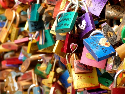 阳光户外悬挂彩色金属爱情锁