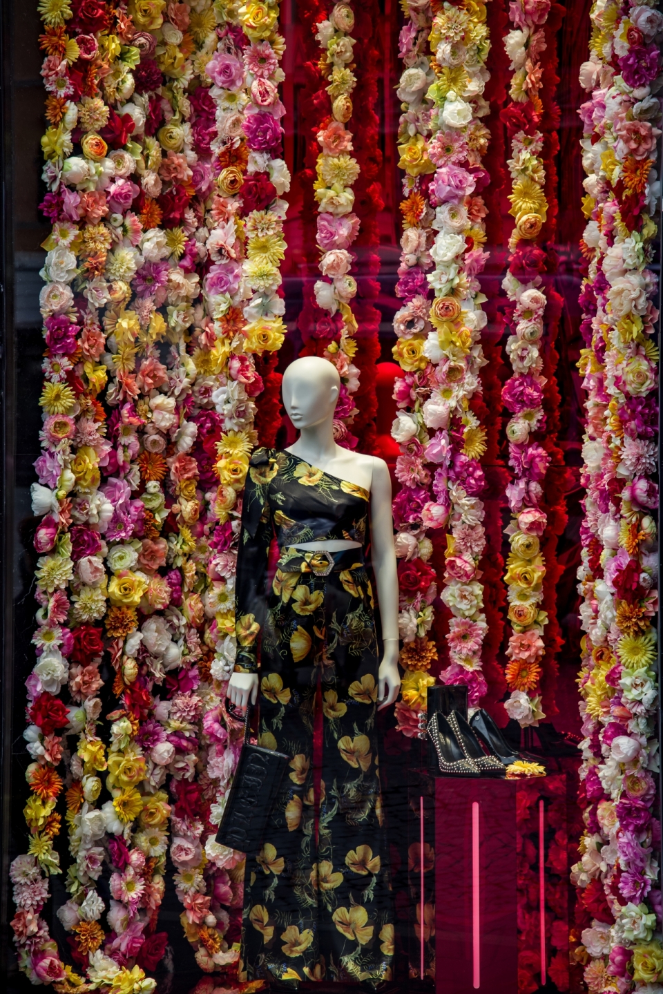 彩色花朵墙壁时尚黑色印花服装套装