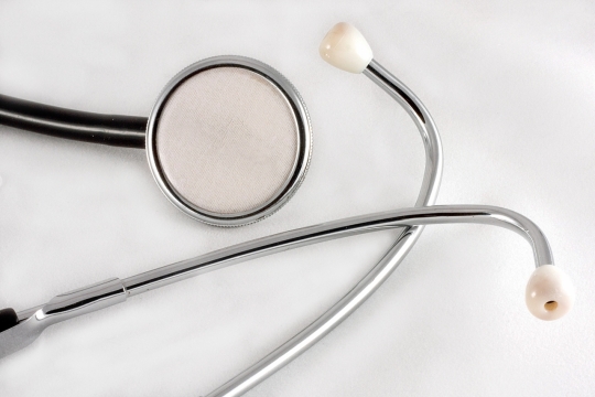 在白色桌子上的医生听诊器静物摄影