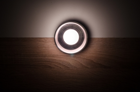 昏暗室内木桌发光芒白色圆形灯