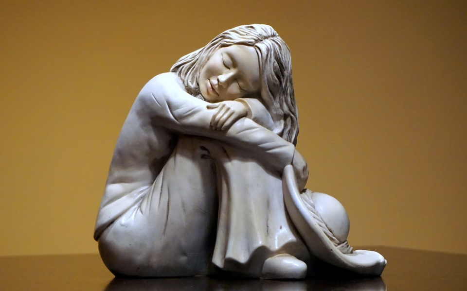 博物馆古文物睡觉的女孩陶瓷雕塑