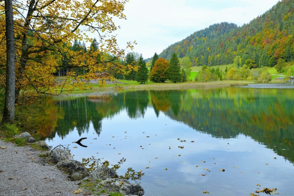 青山绿水湖中倒影美景