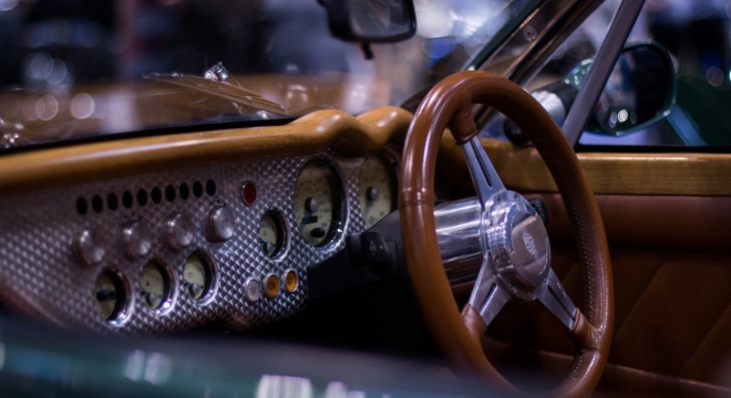 室外敞篷车复古方向盘内部构造