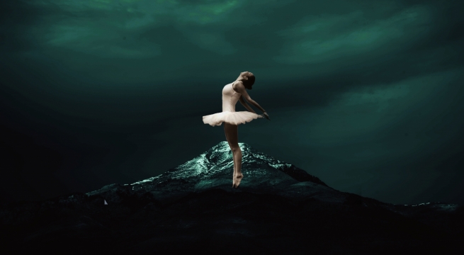 在山顶上跳芭蕾舞的舞者创意设计