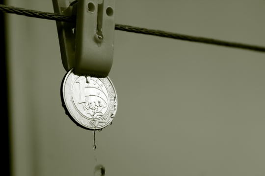 微距摄影_夹子上滴水的硬币特写