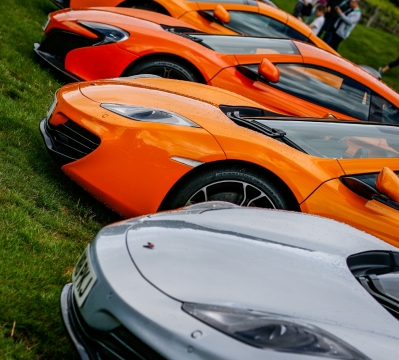 城市街道车展草坪上崭新彩色轿车