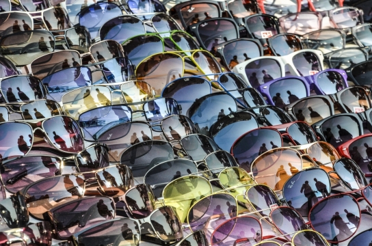 城市街道摊贩桌面上时尚太阳镜