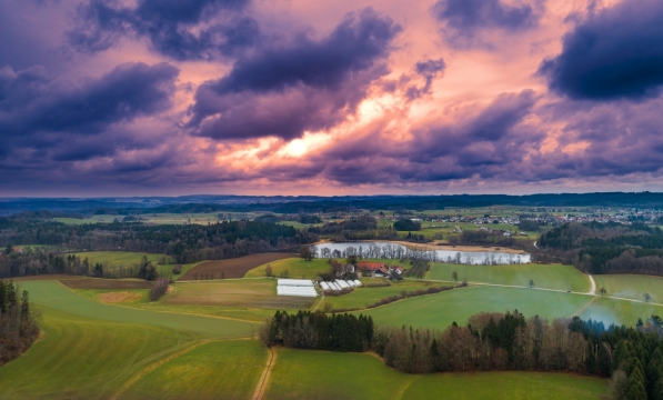 傍晚天空户外自然田地间建筑