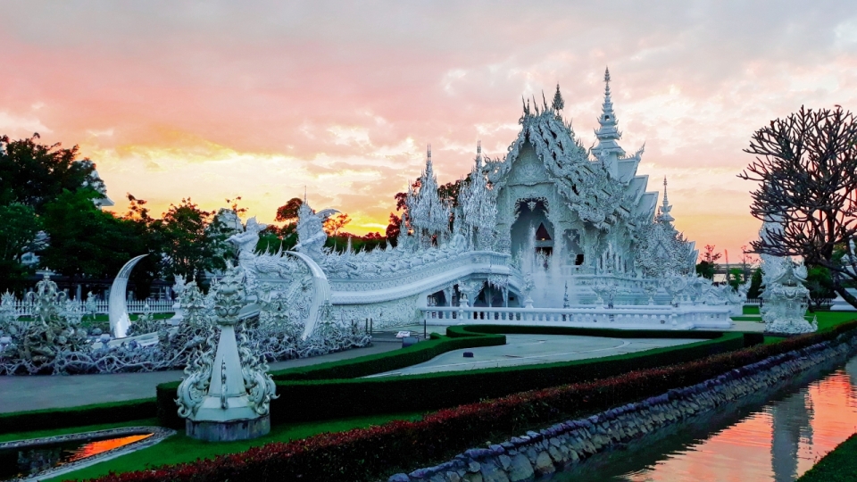 夕阳下壮美华丽的泰国灵光寺