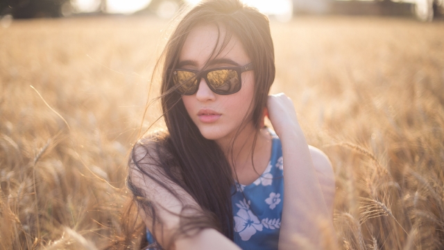 性感美女妩媚优雅戴墨镜高清桌面壁纸