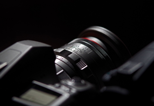 黑色崭新专业相机镜头特写