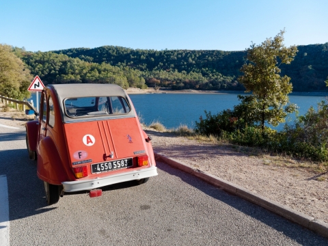 阳光城市街道古典红色轿车