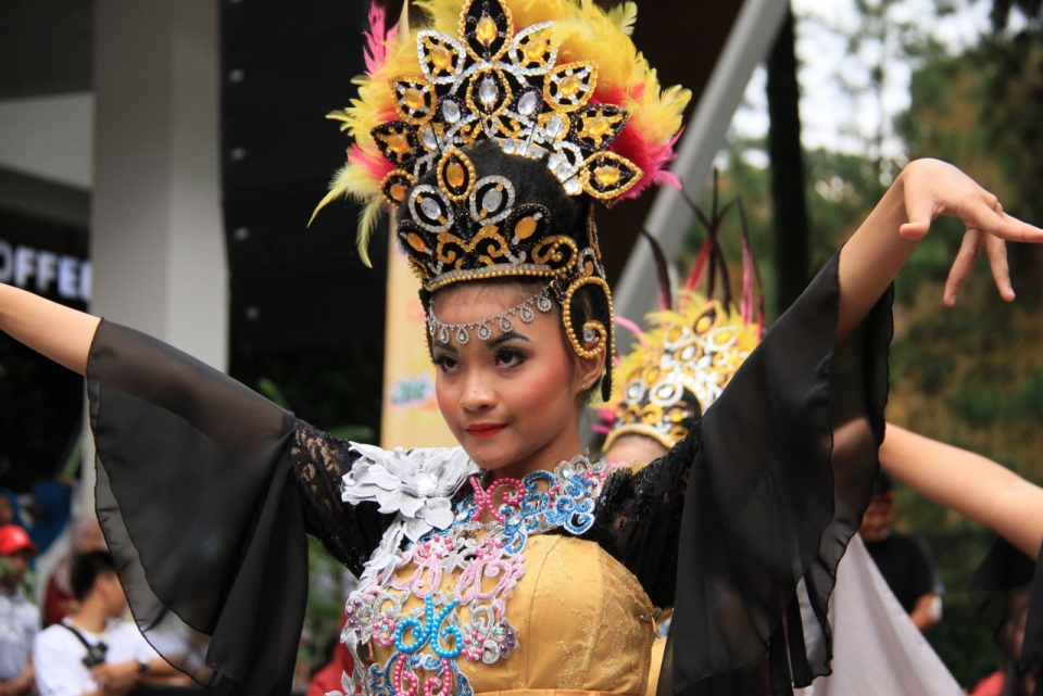 印尼巽他传统民族装扮女性舞者