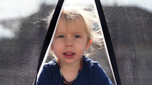 阳光城市街道金色短发男孩