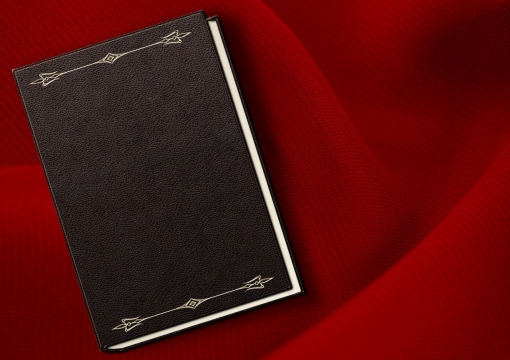 红色布料背景褐色封面文艺书本