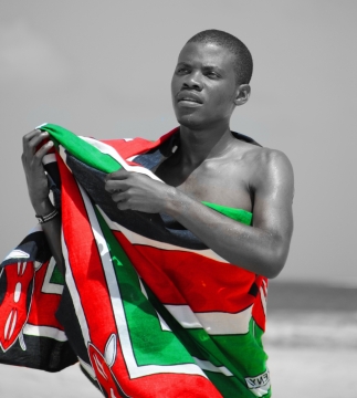 大海沙滩披彩色浴巾男性模特