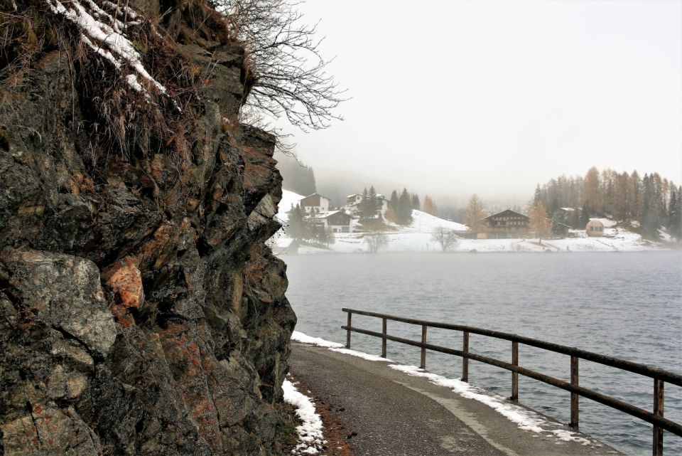 冬天雪后山峰湖泊边自然风光