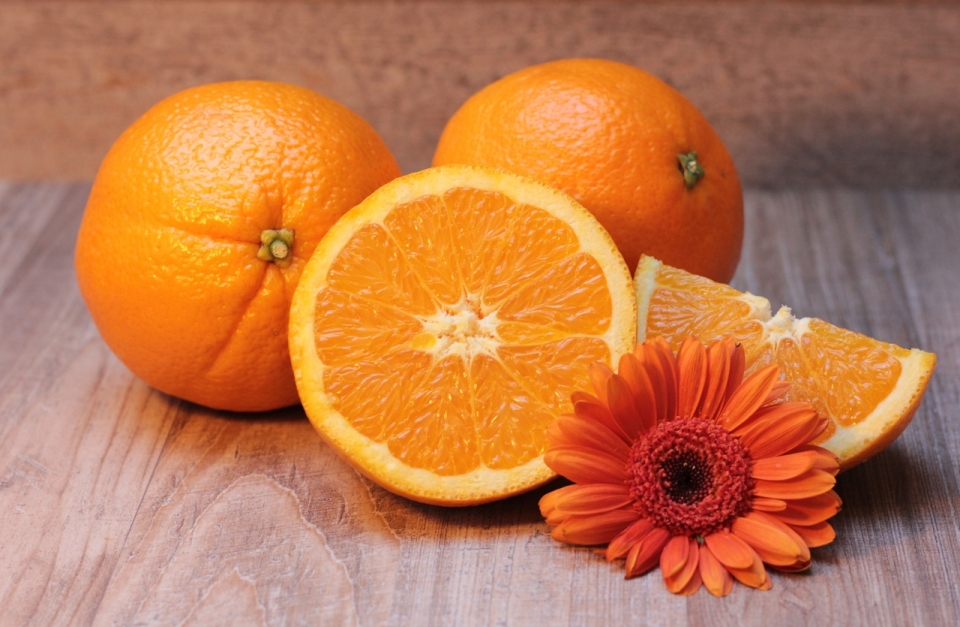 新鲜橙子与被切开的果肉静物摄影