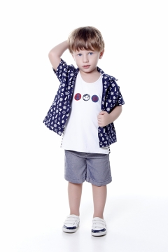 白色背景金色短发蓝色眼睛时尚男孩