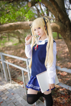 美女摄影_树下思考的制服少女写真