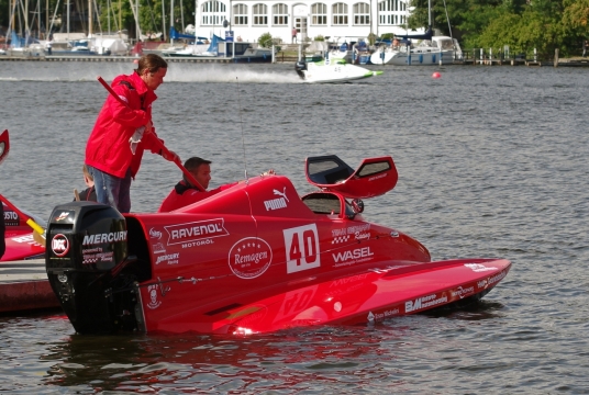海边港口红色快艇风光特写
