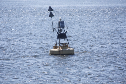 海洋上的国界线浮标高清摄影