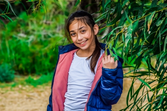 户外自然树木绿色植物前长发女孩