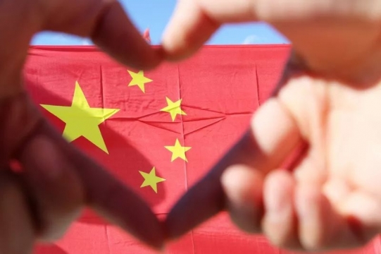 为祖国比心图片写真