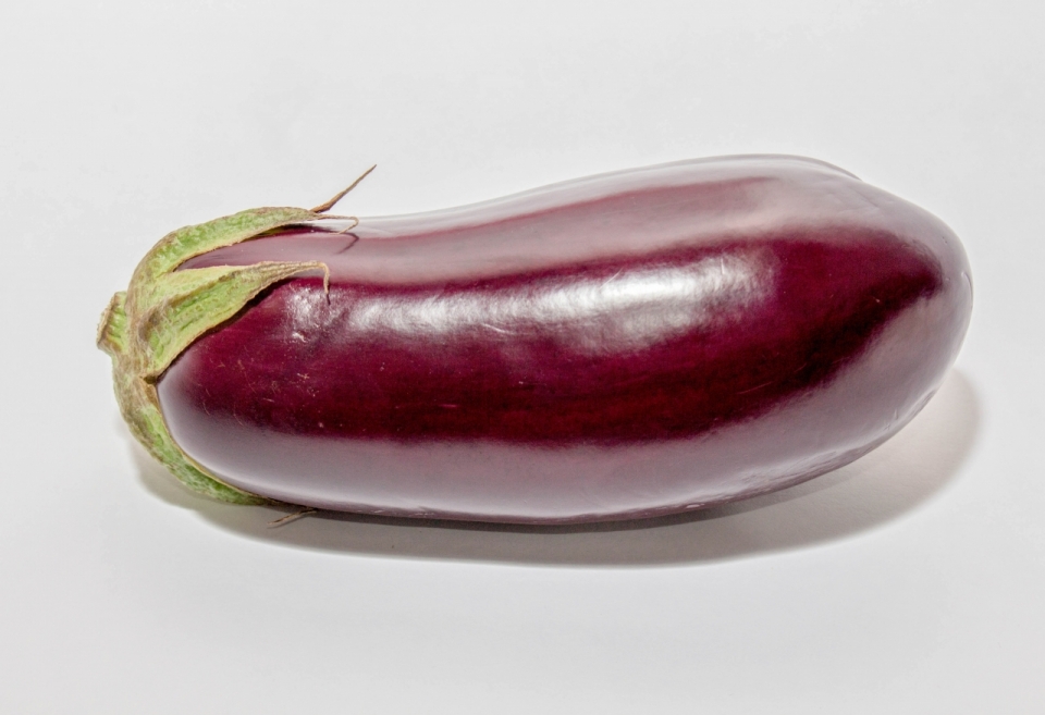 灰色背景紫色新鲜美味茄子蔬菜