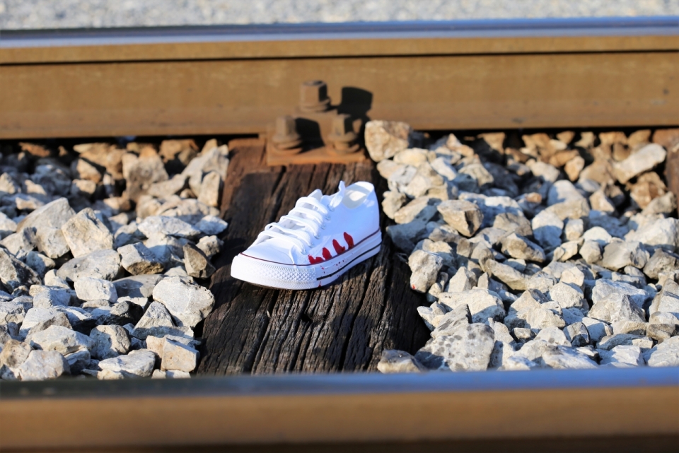 铁路轨道上的白色休闲板鞋
