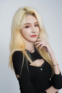 我叫Abbily性感金黄色头发诱惑写真图片