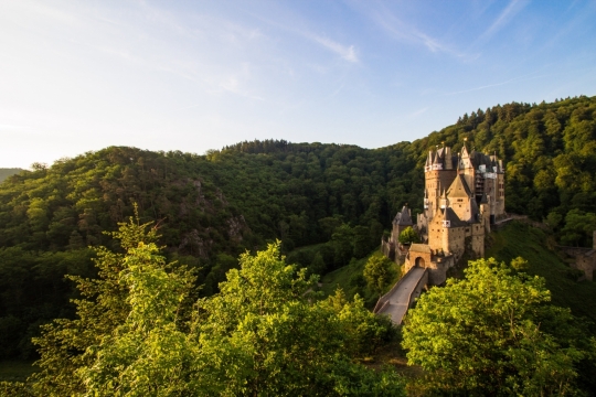 丛林山脊上的古堡建筑