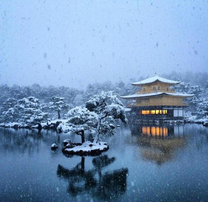 日本金阁寺冬天雪景风景图片