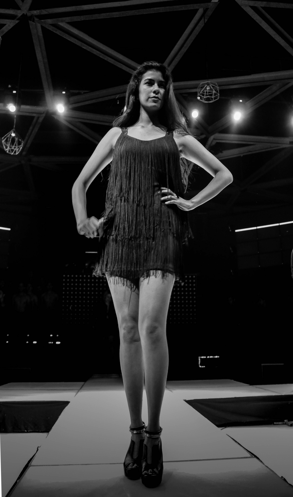 走秀舞台上练习步伐的欧美模特黑白摄影
