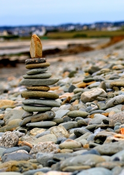 干枯河床阳光暴晒叠放鹅卵石自然风光