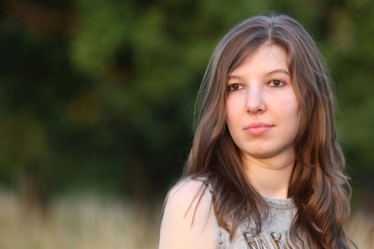 虚化背景阳光户外长发时尚美女