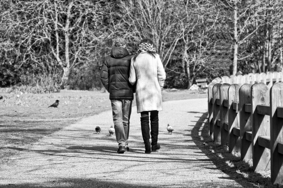 黑白冬天城市街道公园散步情侣