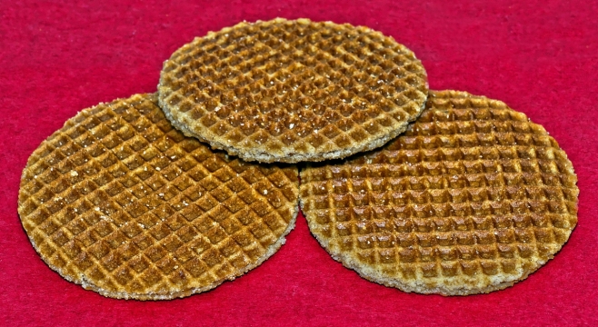 红色桌布上刚刚烤好的饼干