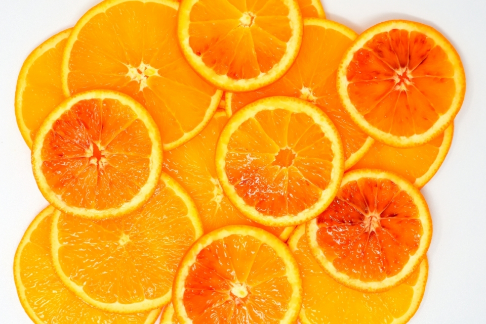 白色桌面新鲜美味健康橙子水果切片
