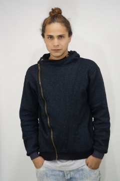 穿休闲卫衣牛仔裤的时尚男性模特