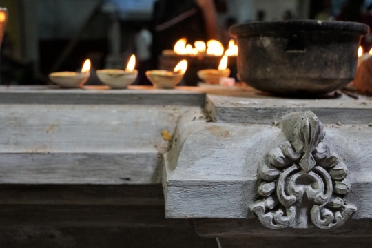 古老教堂室内石台点燃蜡烛发出光芒