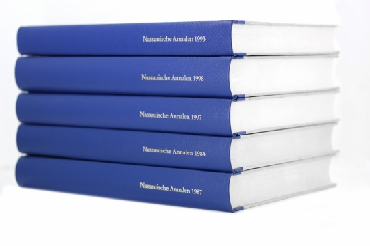 摄影入门_白色背景蓝色书脊崭新内页书本