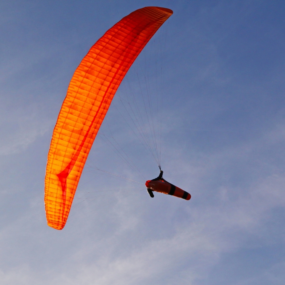天空中正在滑翔的滑翔伞运动员
